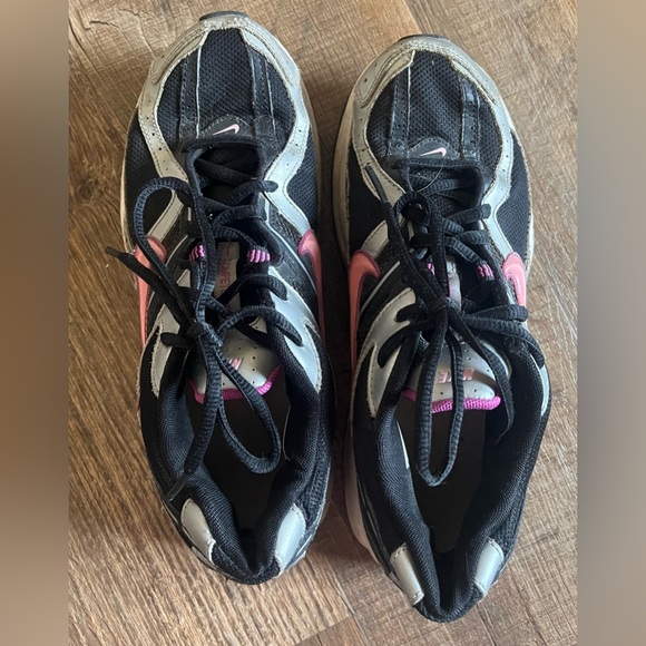 Nike black and pink women’s sneakers. Women’s size 8.5 - Picture 3 of 6
